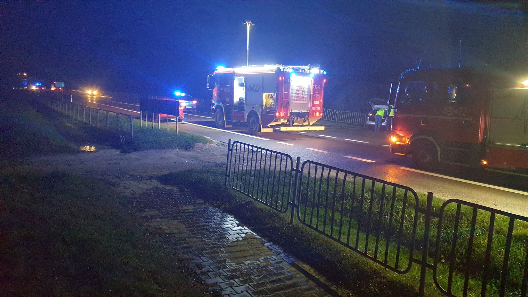 Wypadek na trasie Lublin – Zamość. Trwa akcja ratunkowa po zderzeniu dwóch aut osobowych i ciężarówki (zdjęcia, wideo)