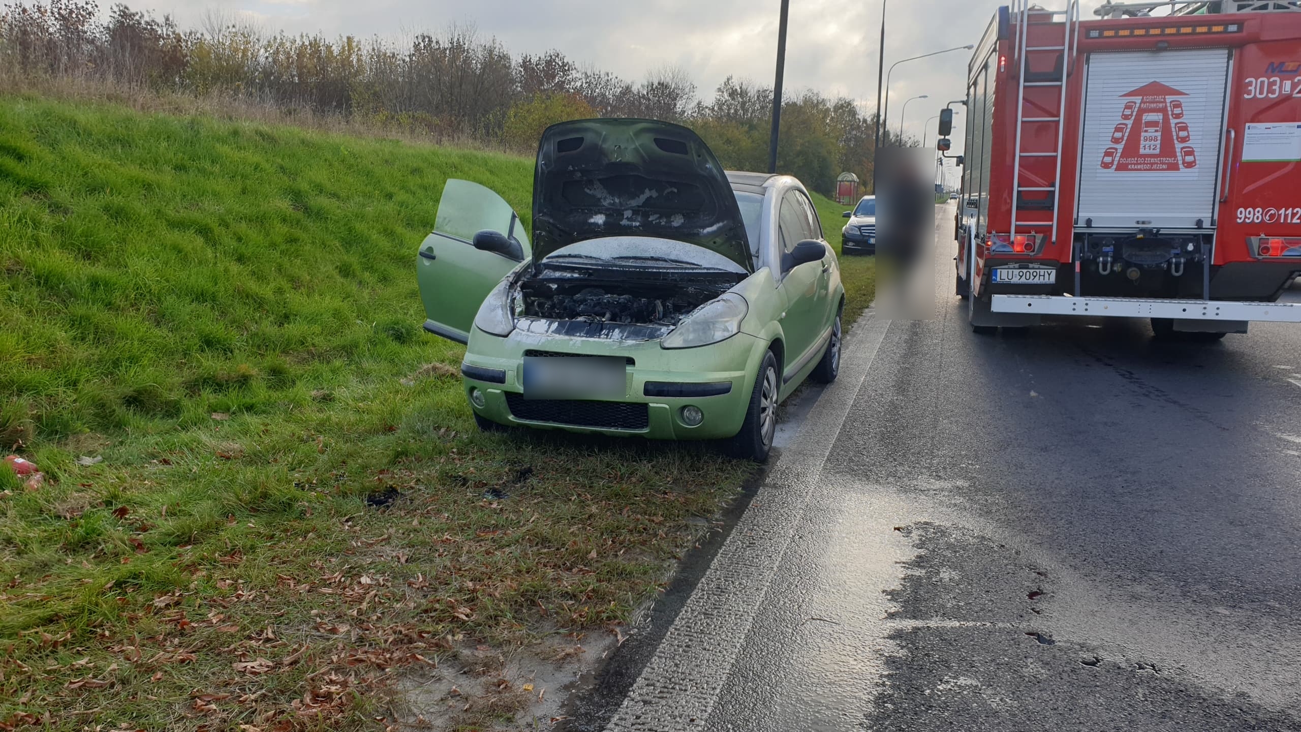 Dzięki pomocy świadków udało się stłumić ogień w citroenie (zdjęcia)