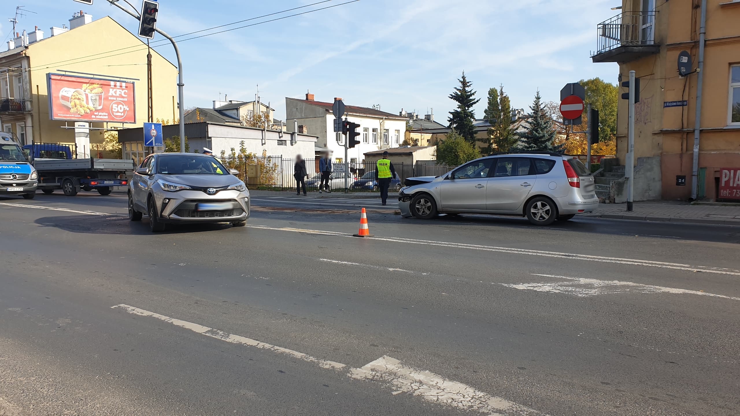 Zderzenie dwóch pojazdów osobowych na ul. Kunickiego. Duże utrudnienia w ruchu w kierunku centrum (wideo)