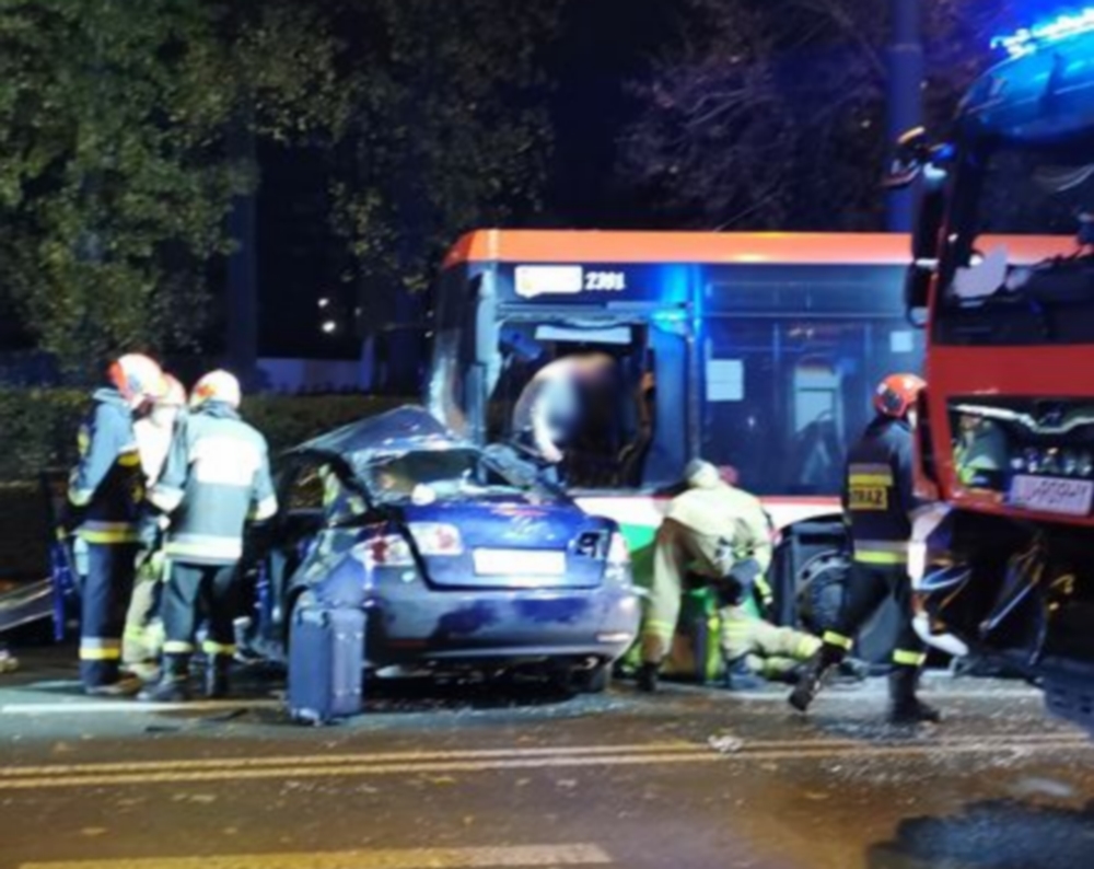 Zderzenie mazdy z autobusem w Lublinie. Dwie osoby nieprzytomne trafiły do szpitala (zdjęcia)