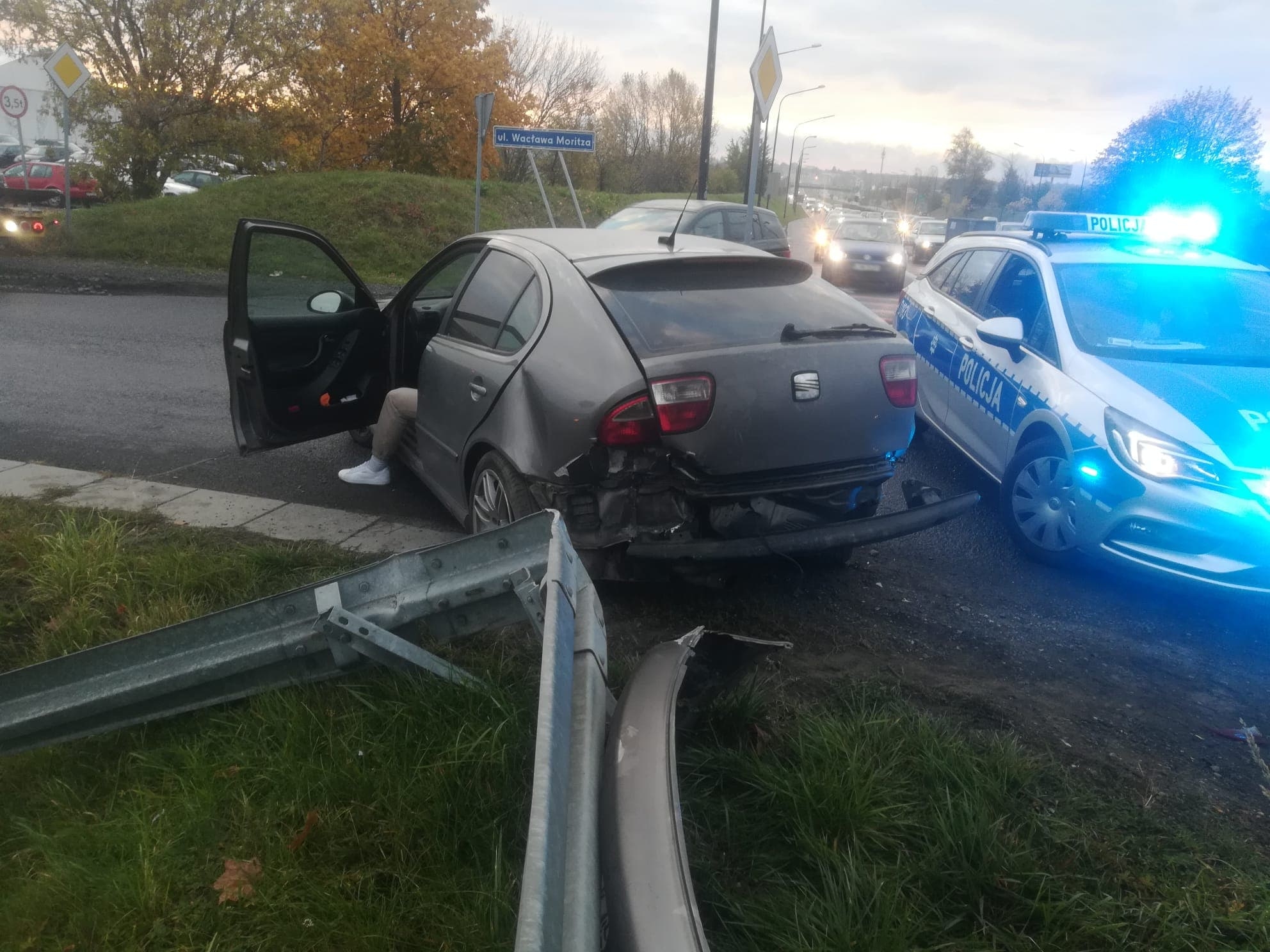 Jeden skręcał, drugi nie wyhamował. Poranna kolizja na al. Witosa (zdjęcia)