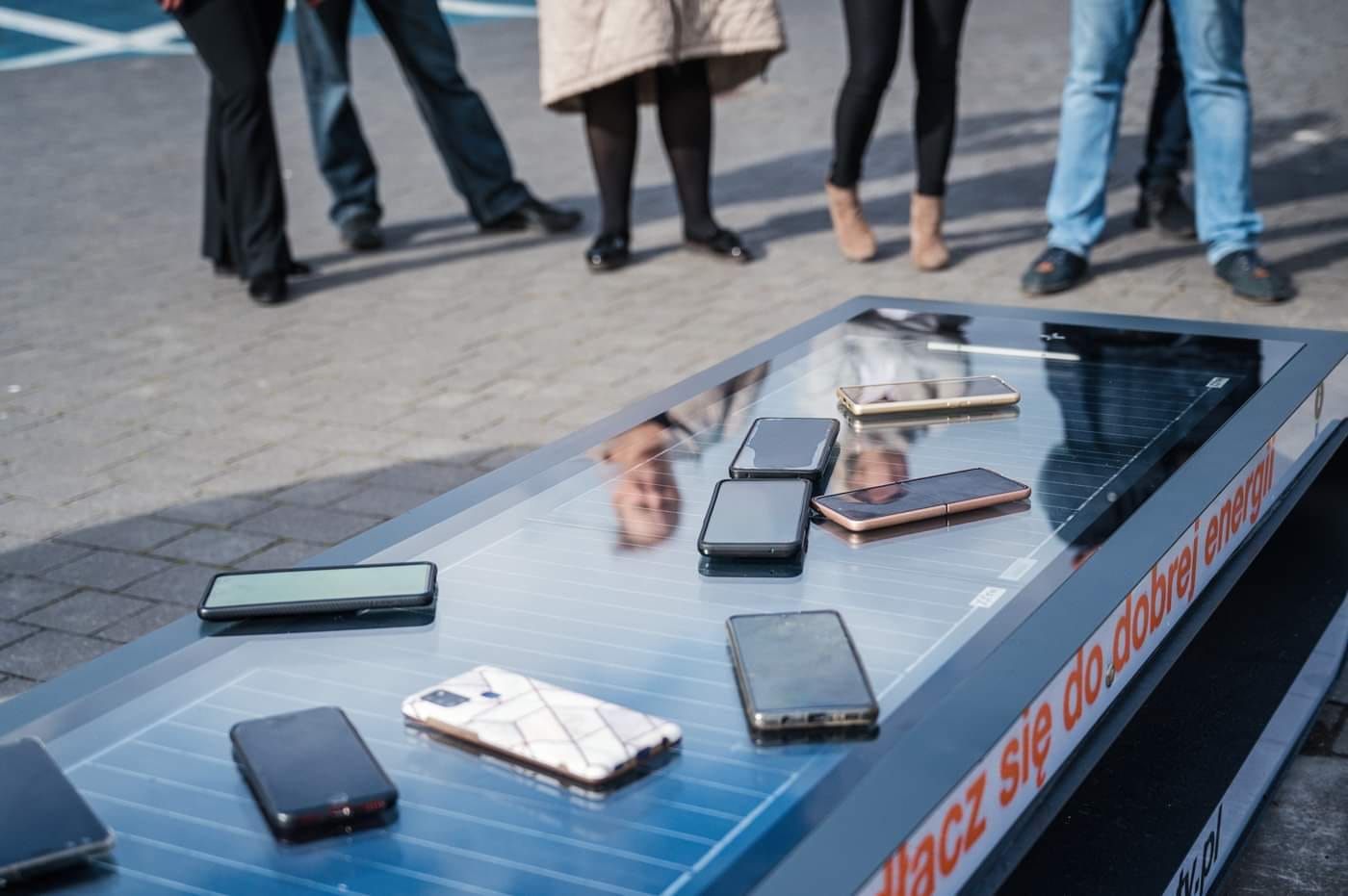 W Lublinie stanęła specjalna ławka solarna. Można na niej naładować telefon lub tablet (zdjęcia)
