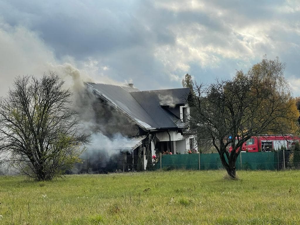 Płonie budynek mieszkalny w Świdniku. Trwa akcja gaśnicza, są utrudnienia w ruchu (zdjęcia)