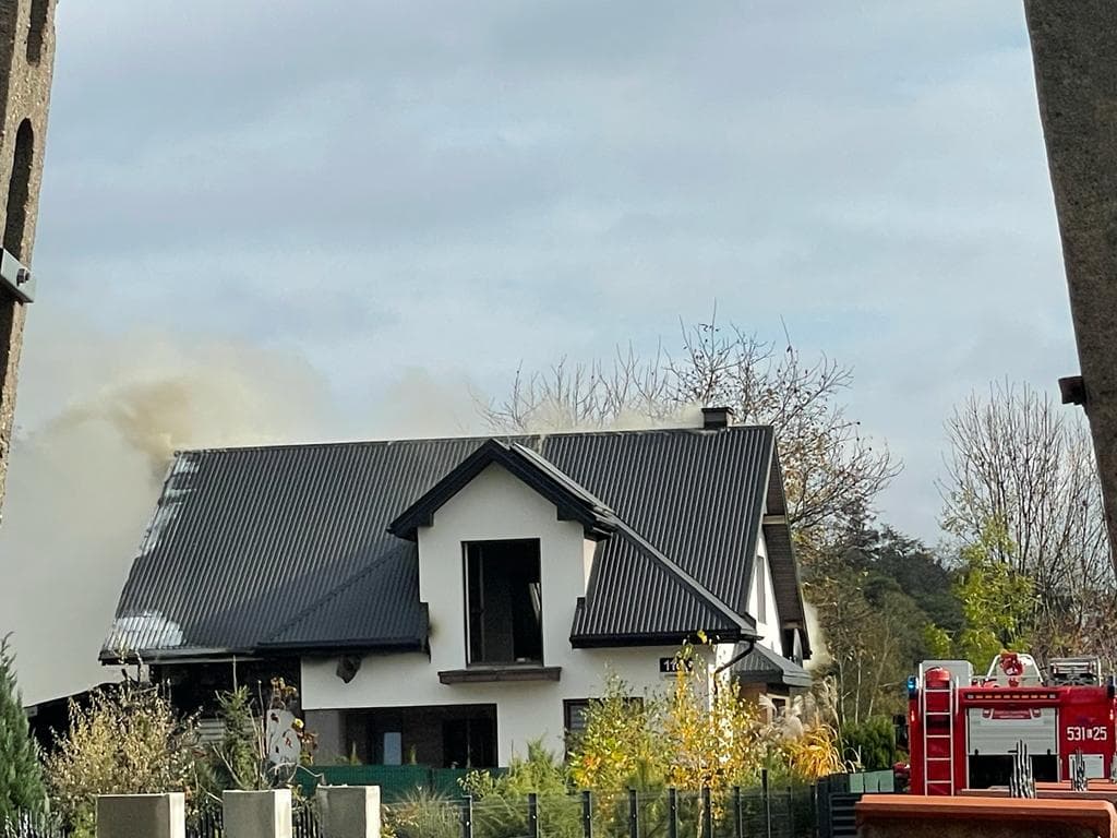 Płonie budynek mieszkalny w Świdniku. Trwa akcja gaśnicza, są utrudnienia w ruchu (zdjęcia)