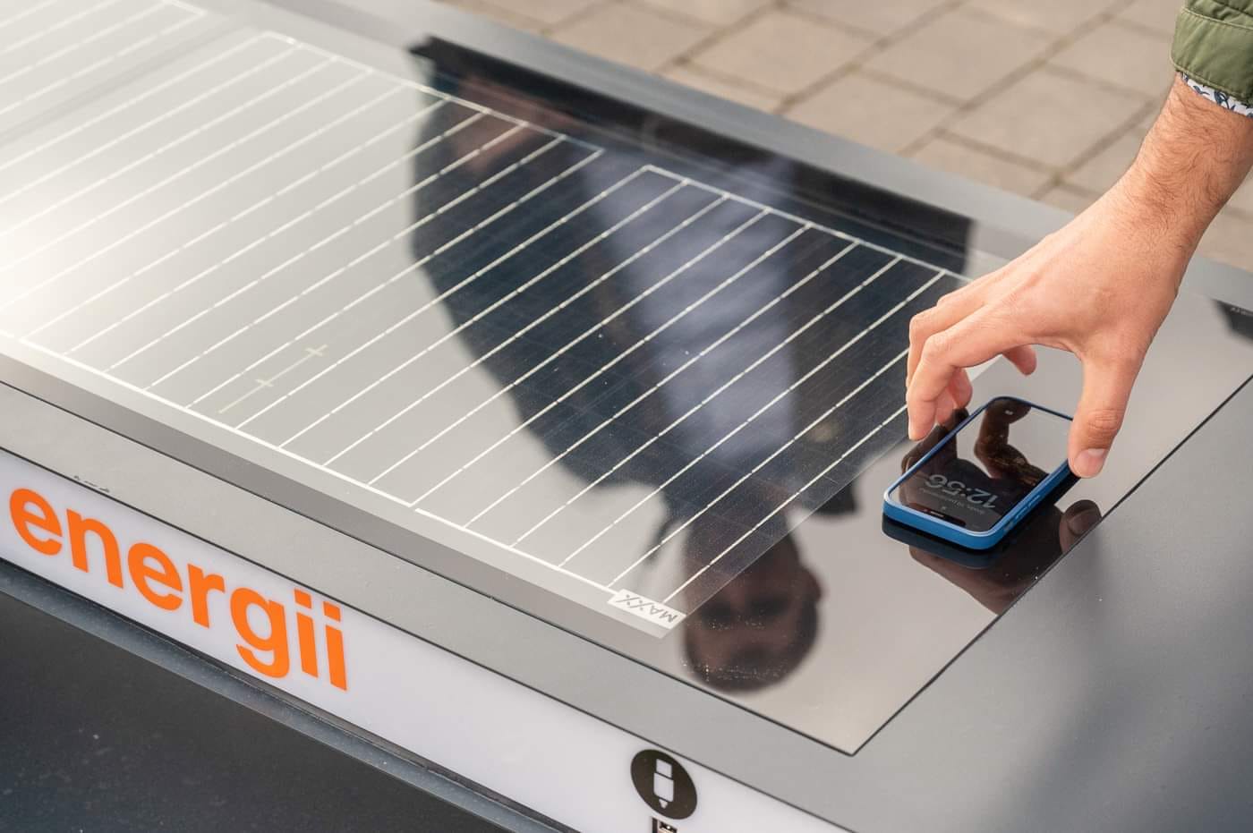 W Lublinie stanęła specjalna ławka solarna. Można na niej naładować telefon lub tablet (zdjęcia)