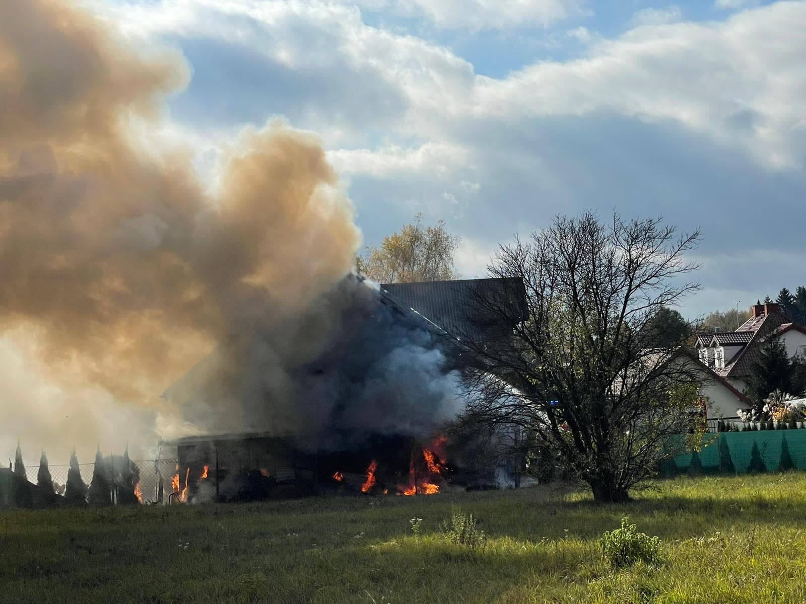 Płonie budynek mieszkalny w Świdniku. Trwa akcja gaśnicza, są utrudnienia w ruchu (zdjęcia)