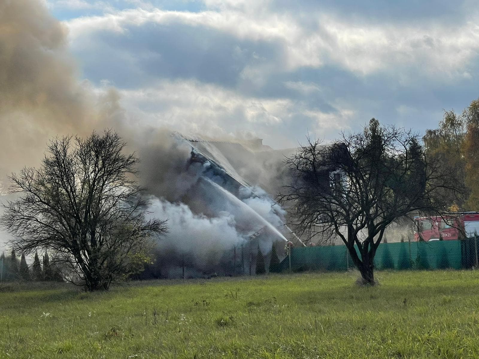 Płonie budynek mieszkalny w Świdniku. Trwa akcja gaśnicza, są utrudnienia w ruchu (zdjęcia)