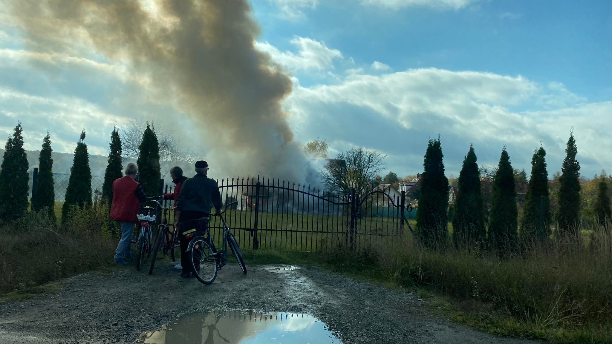 Płonie budynek mieszkalny w Świdniku. Trwa akcja gaśnicza, są utrudnienia w ruchu (zdjęcia)