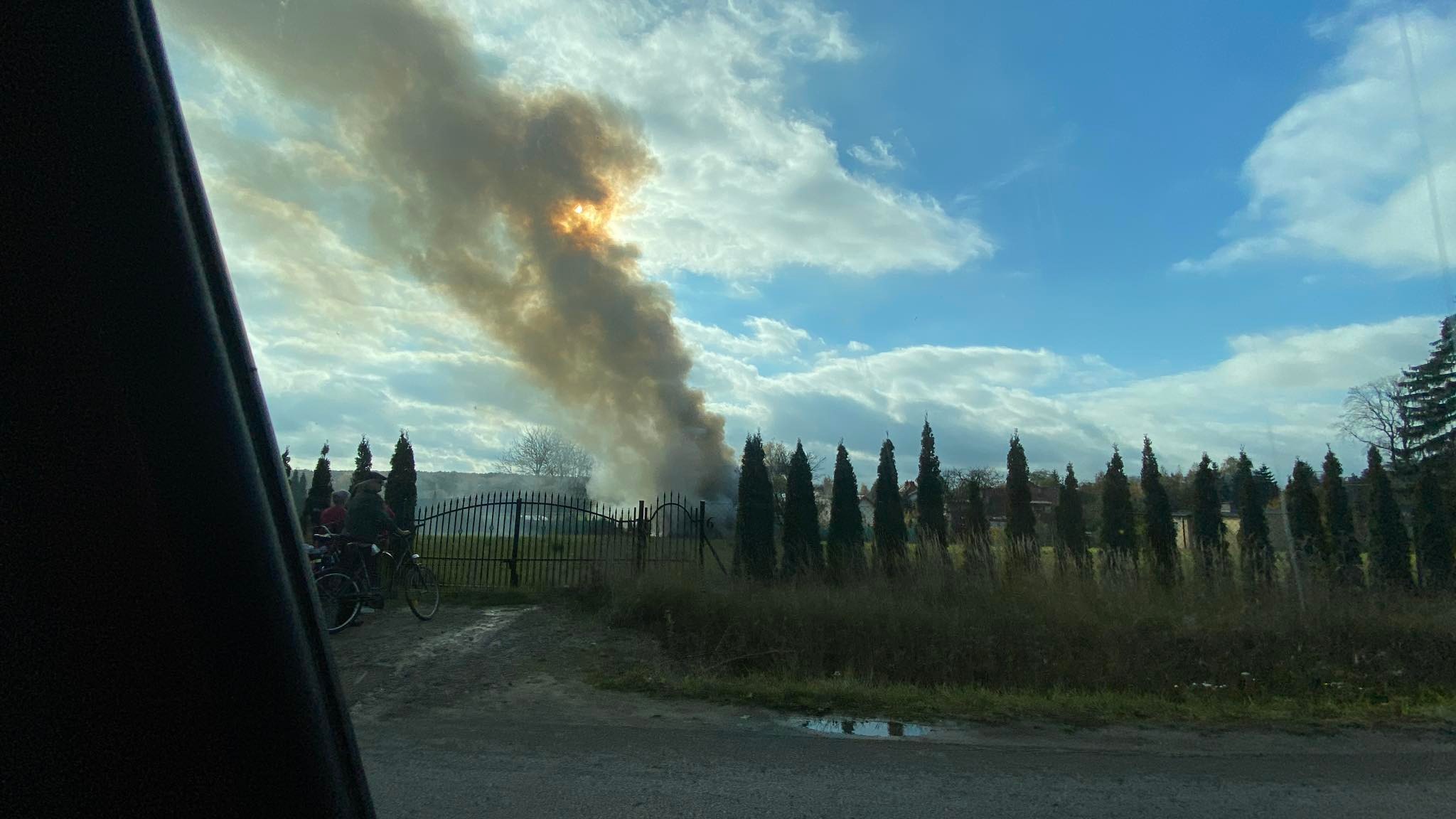 Płonie budynek mieszkalny w Świdniku. Trwa akcja gaśnicza, są utrudnienia w ruchu (zdjęcia)