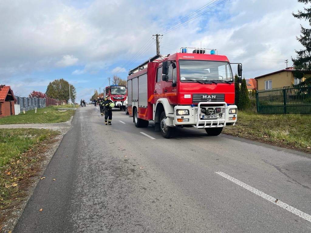 Płonie budynek mieszkalny w Świdniku. Trwa akcja gaśnicza, są utrudnienia w ruchu (zdjęcia)