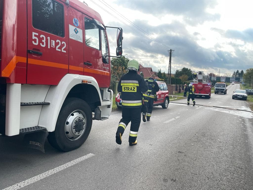 Płonie budynek mieszkalny w Świdniku. Trwa akcja gaśnicza, są utrudnienia w ruchu (zdjęcia)