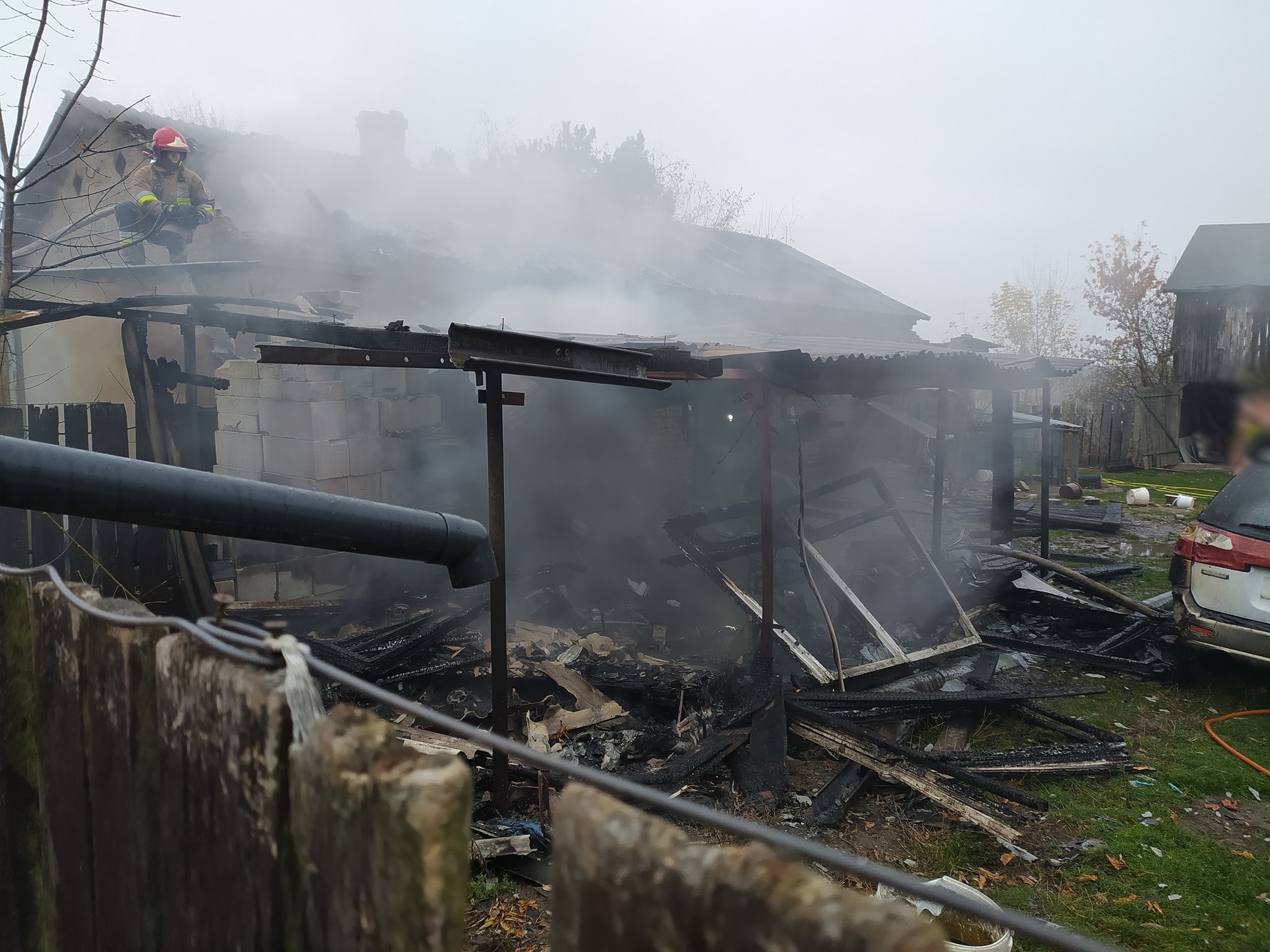 Siedem zastępów straży pożarnej walczyło z pożarem budynku gospodarczego (zdjęcia)