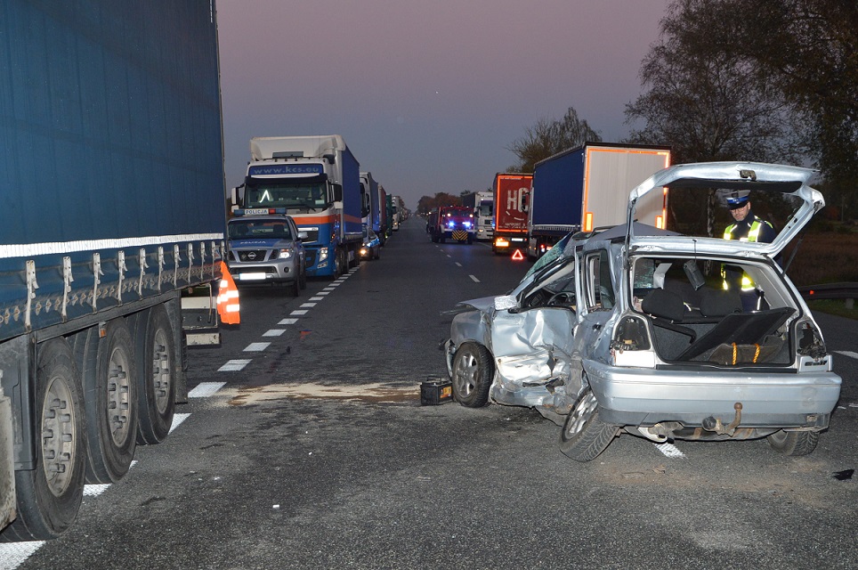 Uderzył volkswagenem w cofającą ciężarówkę. Odbił się i zderzył się kolejną ciężarówką (zdjęcia, wideo)