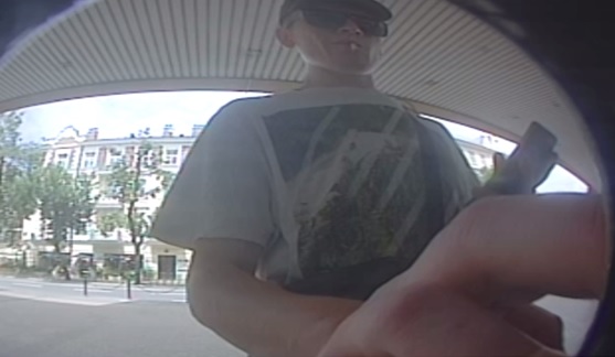 Podszył się pod członka rodziny, wyłudził kody BLIK i zrealizował je w bankomacie. Szukają go policjanci (zdjęcia)
