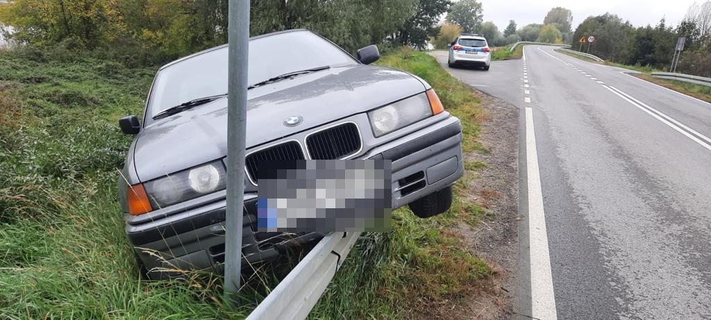 Był pijany, ma dożywotni zakaz prowadzenia pojazdów. Zakończył jazdę na barierze (zdjęcia)