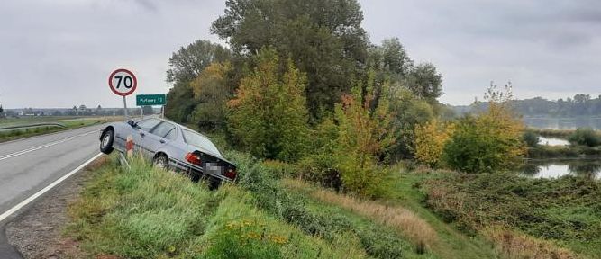 Był pijany, ma dożywotni zakaz prowadzenia pojazdów. Zakończył jazdę na barierze (zdjęcia)