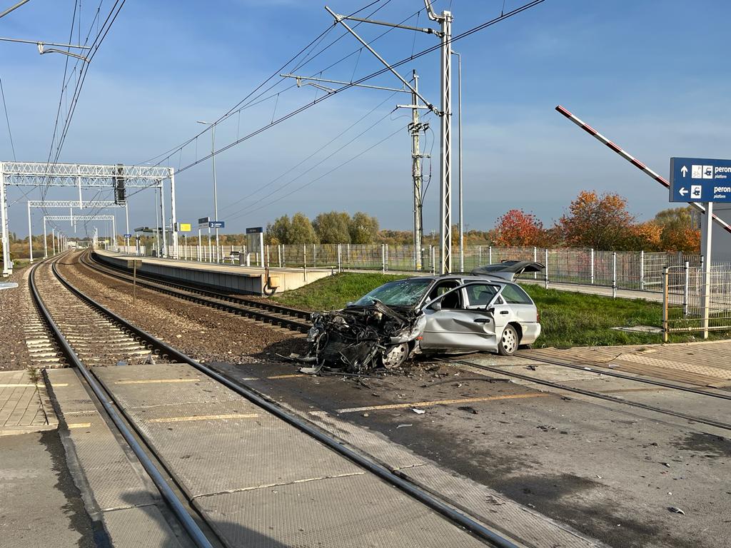 Tak doszło do porannego wypadku na przejeździe kolejowym. Jest nagranie zderzenia forda z pociągiem (wideo)