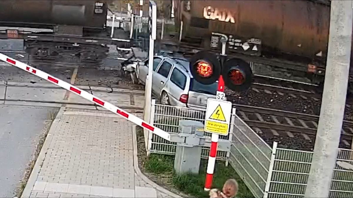 Tak doszło do porannego wypadku na przejeździe kolejowym. Jest nagranie zderzenia forda z pociągiem (wideo)