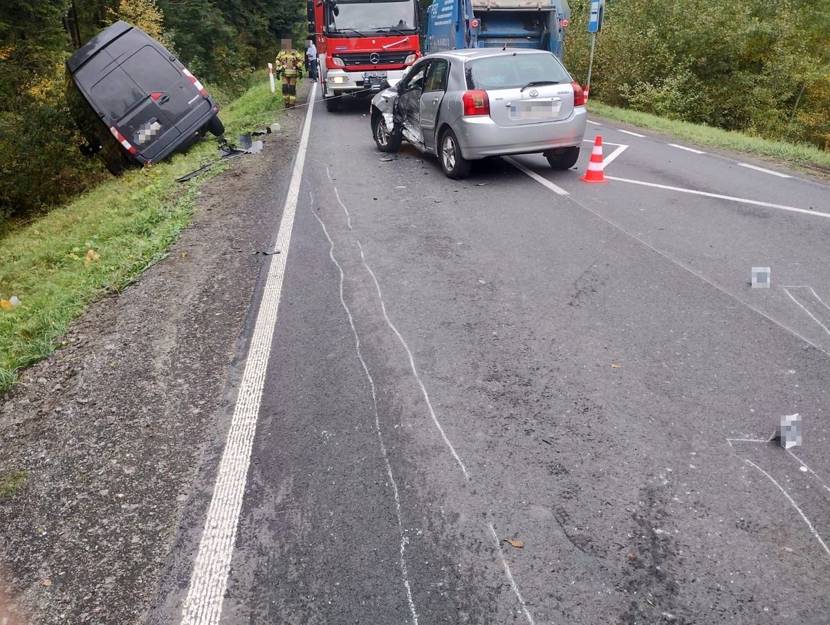 Włączyła kierunkowskaz w prawo, po chwili zmieniła zdanie. Doszło do wypadku (zdjęcia)