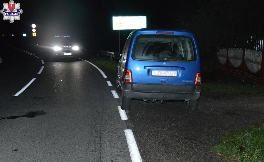 Mężczyzna leżał na jezdni. Najechał na niego kierowca peugeota (zdjęcia)