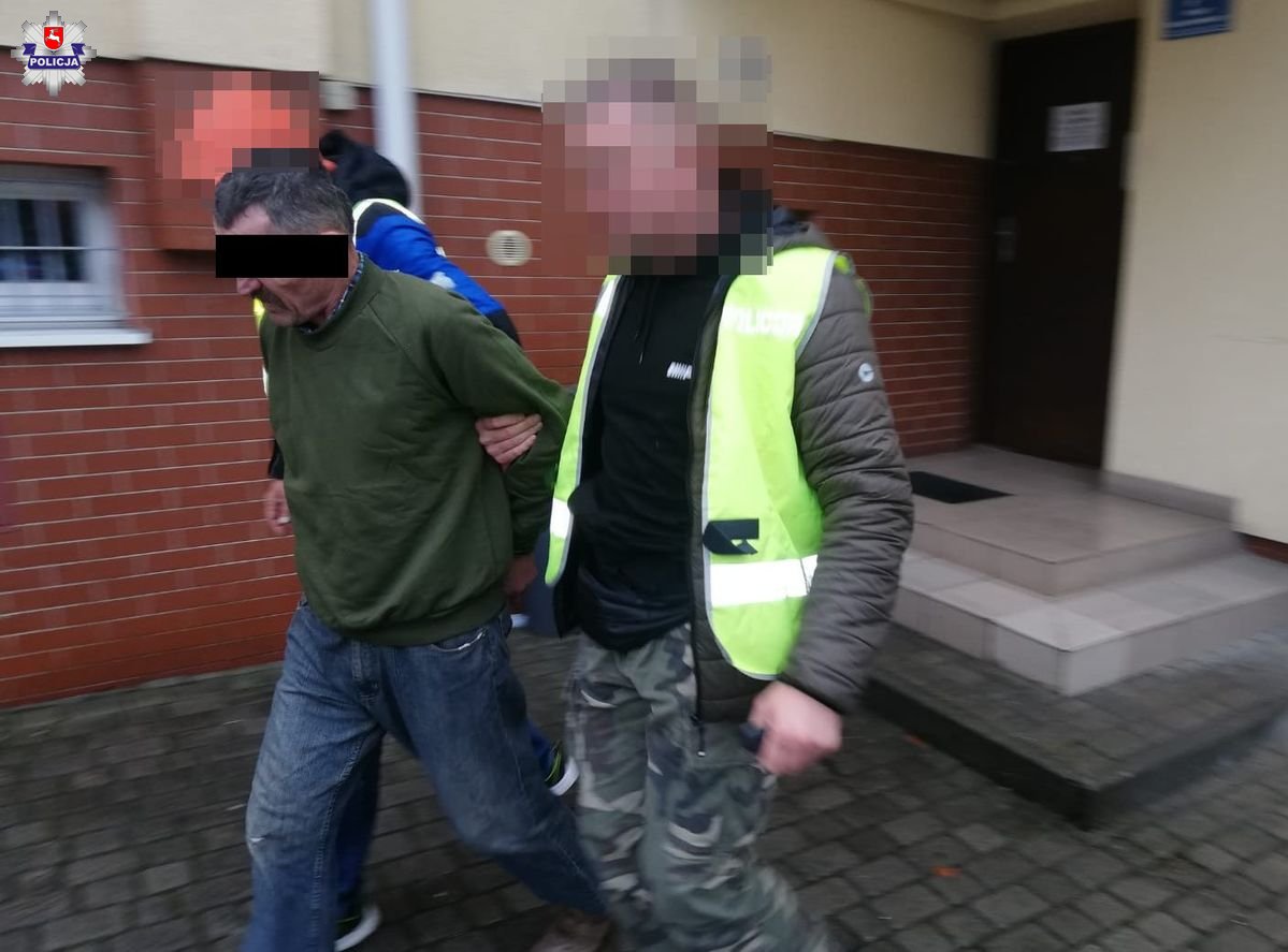 Przed synem uciekła do sąsiadów. Mężczyzna odpowie za znęcanie się nad matką i stosowanie gróźb wobec policjantów (zdjęcia)