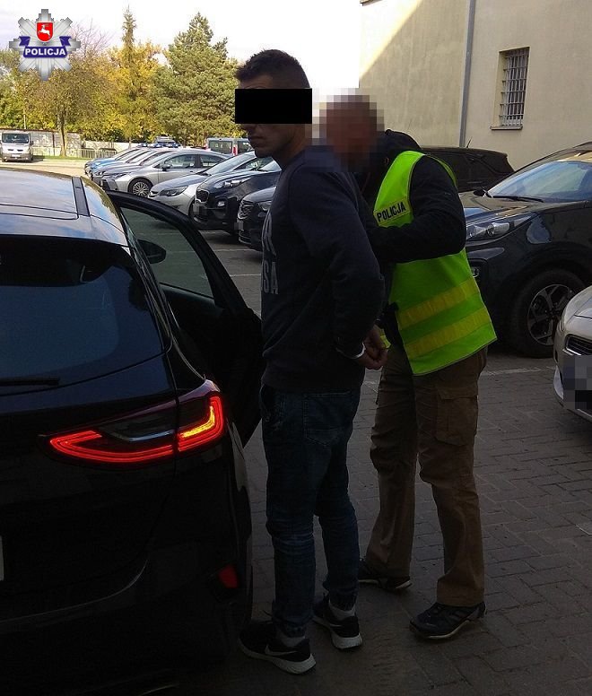 Skradzionego volkswagena sprzedali 17-latkowi. Młodzieniec szukał „taniego auta bez papierów” (zdjęcia)