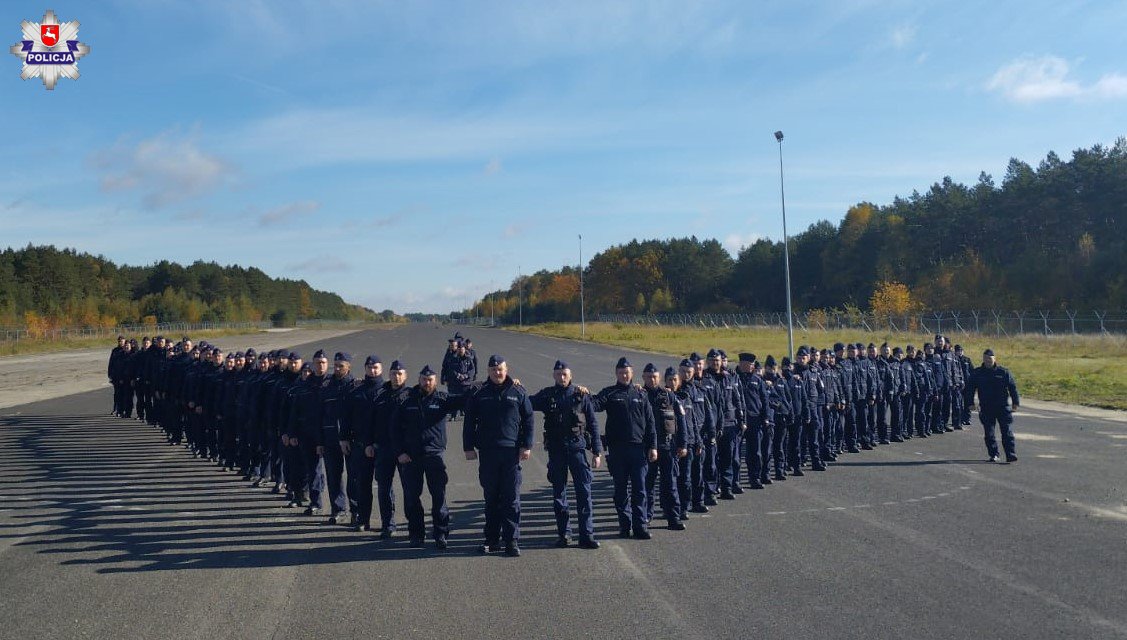 Policjanci szkolili się na lotnisku na wypadek zakłócenia porządku publicznego (zdjęcia)