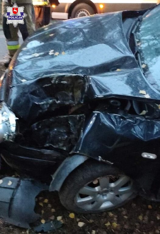 Volkswagen wypadł z drogi i uderzył w drzewo. Dwie osoby trafiły do szpitala (zdjęcia)
