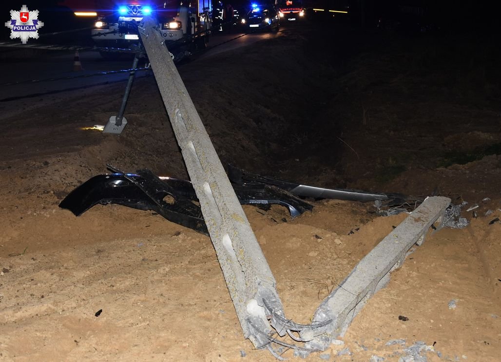Lexus z trójką nastolatków uderzył w betonowy słup. Kierujący miał prawo jazdy od trzech tygodni (zdjęcia)