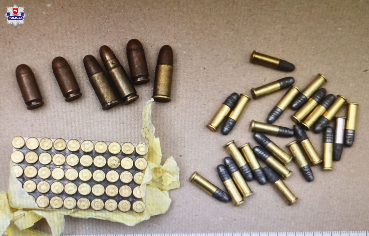 W trakcie przeszukania policjanci znaleźli nielegalną broń i amunicję (zdjęcia)