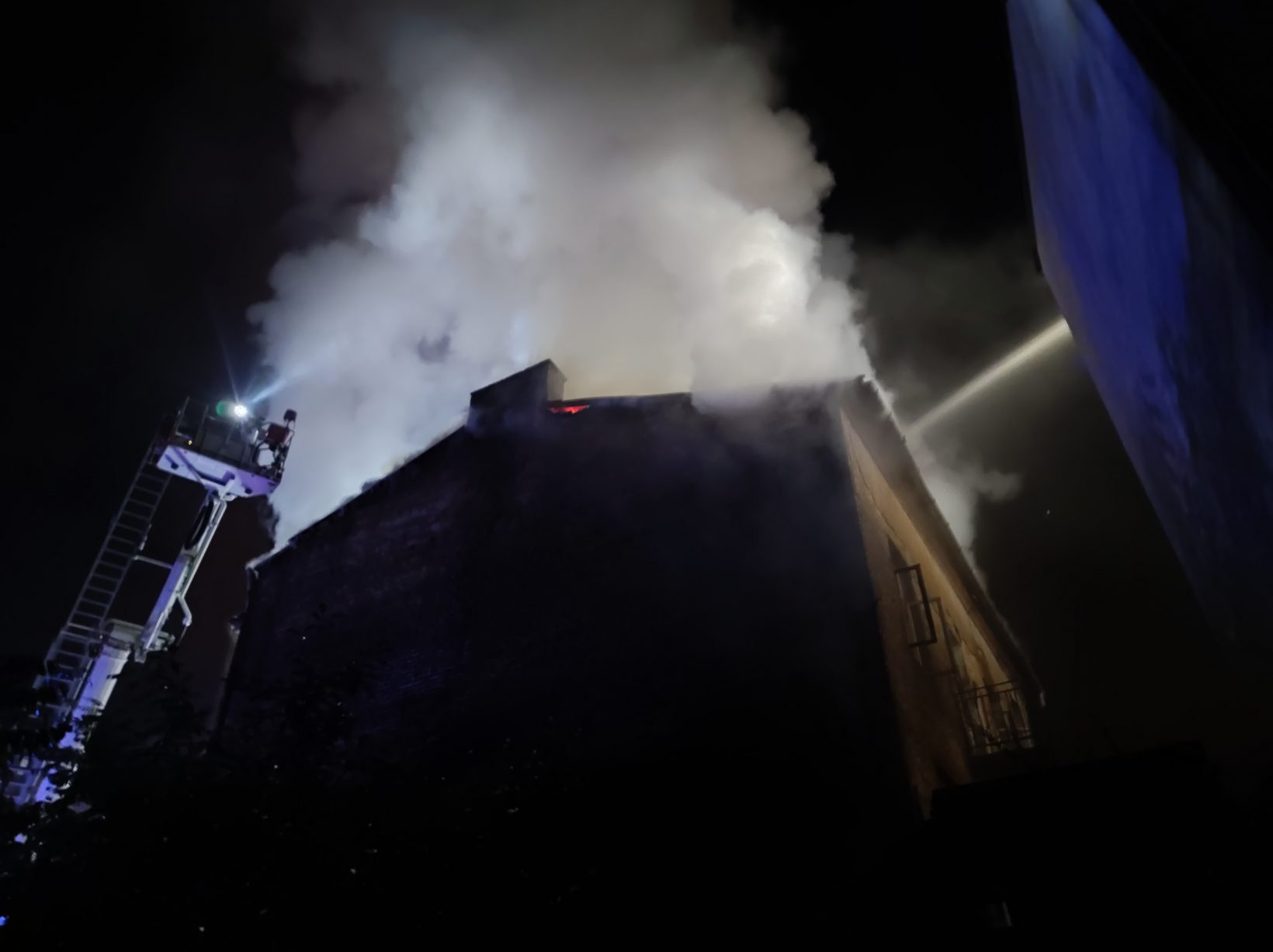 Nocny pożar zabytkowej kamienicy w Lublinie. Strażacy kilka godzin walczyli z ogniem (zdjęcia)