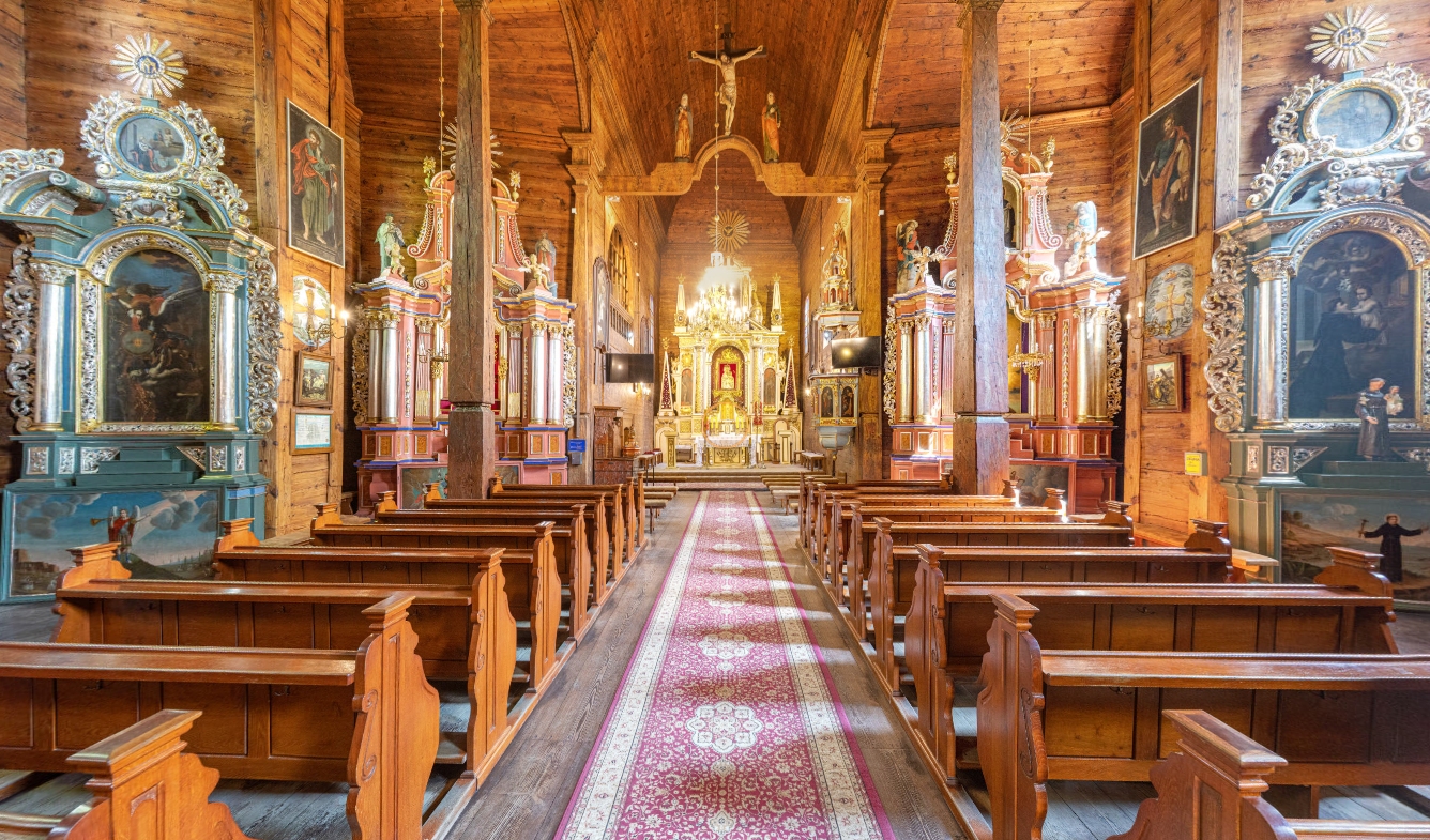 To jeden z najbardziej znanych w Polsce drewnianych kościołów barokowych. Można go odwiedzić osobiście i wirtualnie