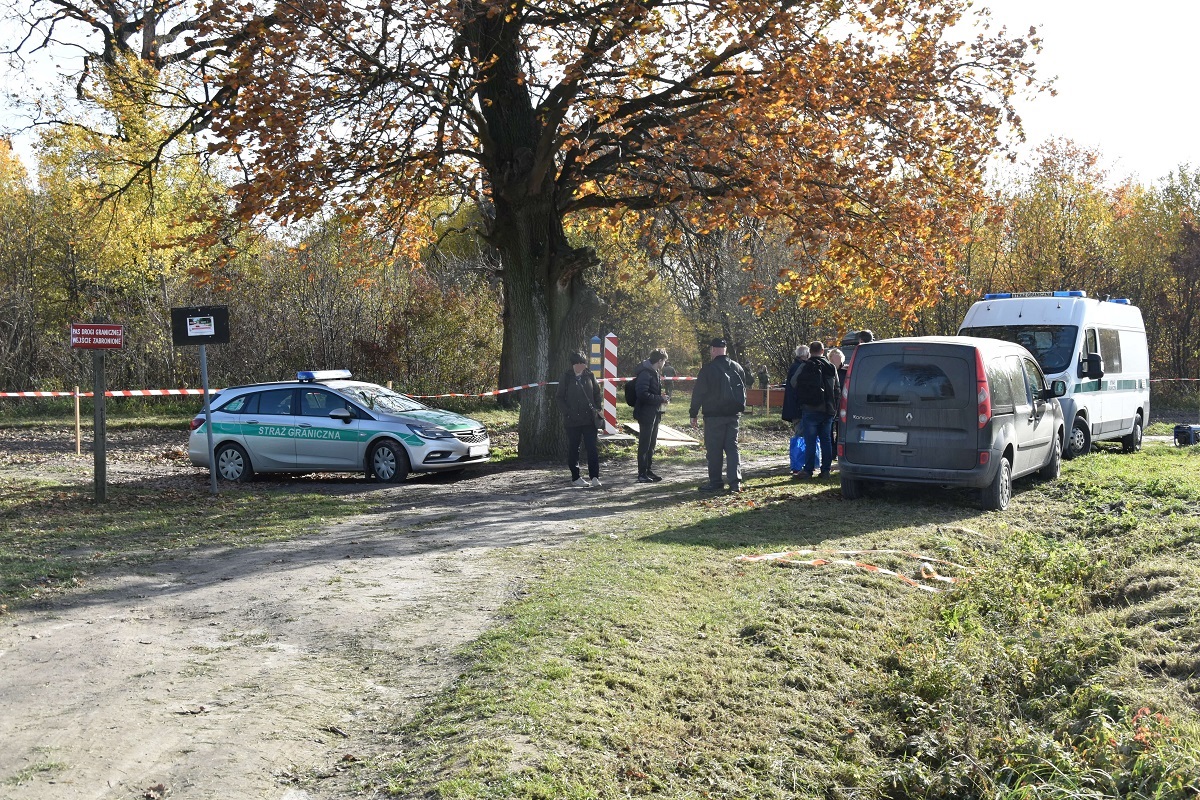 Straż Graniczna odprawiła poza czynnym przejściem granicznym ponad 200 osób (zdjęcia)