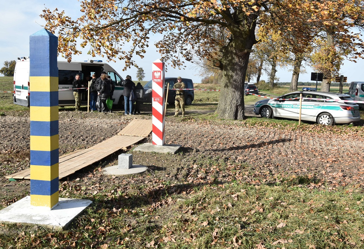 Straż Graniczna odprawiła poza czynnym przejściem granicznym ponad 200 osób (zdjęcia)