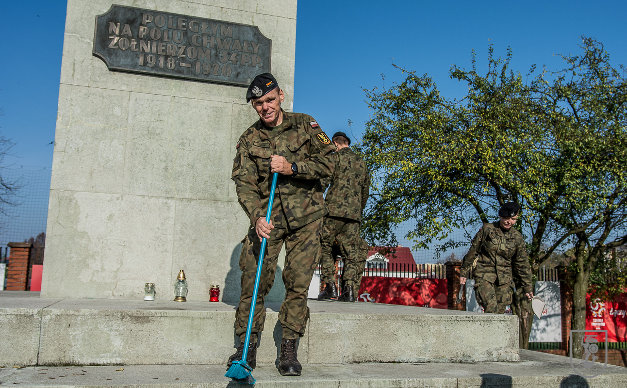 Żołnierze 1. Warszawskiej Brygady Pancernej uprzątnęli groby poległych bohaterów (zdjęcia)