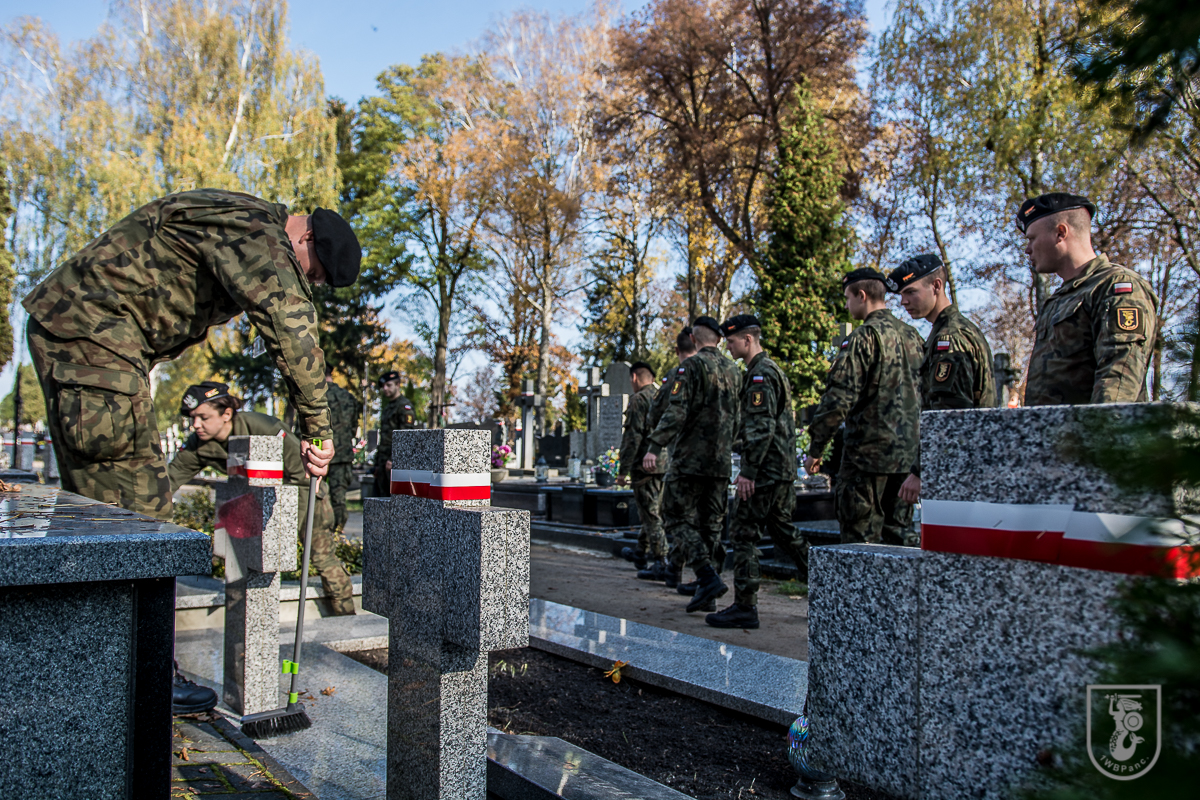 Żołnierze 1. Warszawskiej Brygady Pancernej uprzątnęli groby poległych bohaterów (zdjęcia)