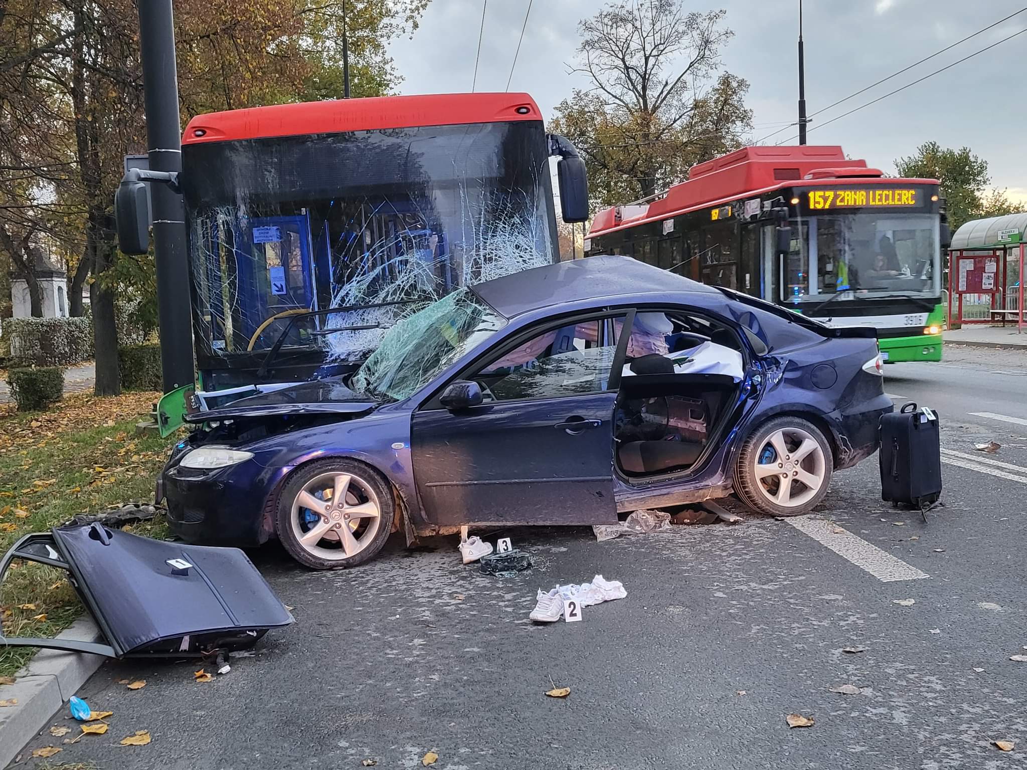 Mazda uderzyła w autobus. Wypadek zakończył się tragicznie, mężczyzna zmarł w szpitalu (zdjęcia)