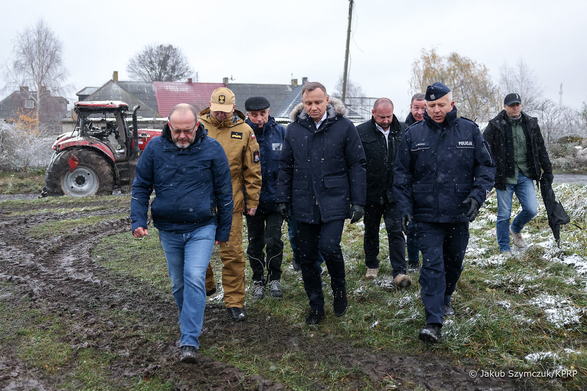 Dalsze działania służb, więcej patroli policji. Kolejny dzień prac w Przewodowie (zdjęcia)