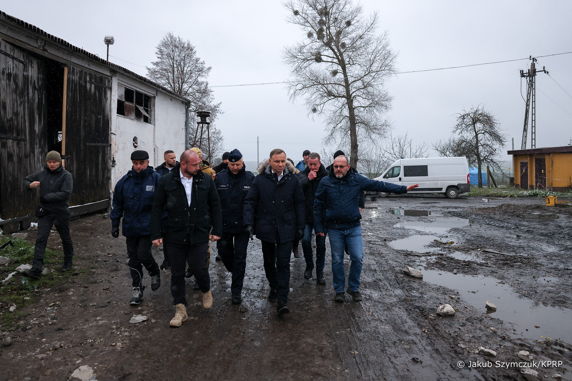 Dalsze działania służb, więcej patroli policji. Kolejny dzień prac w Przewodowie (zdjęcia)