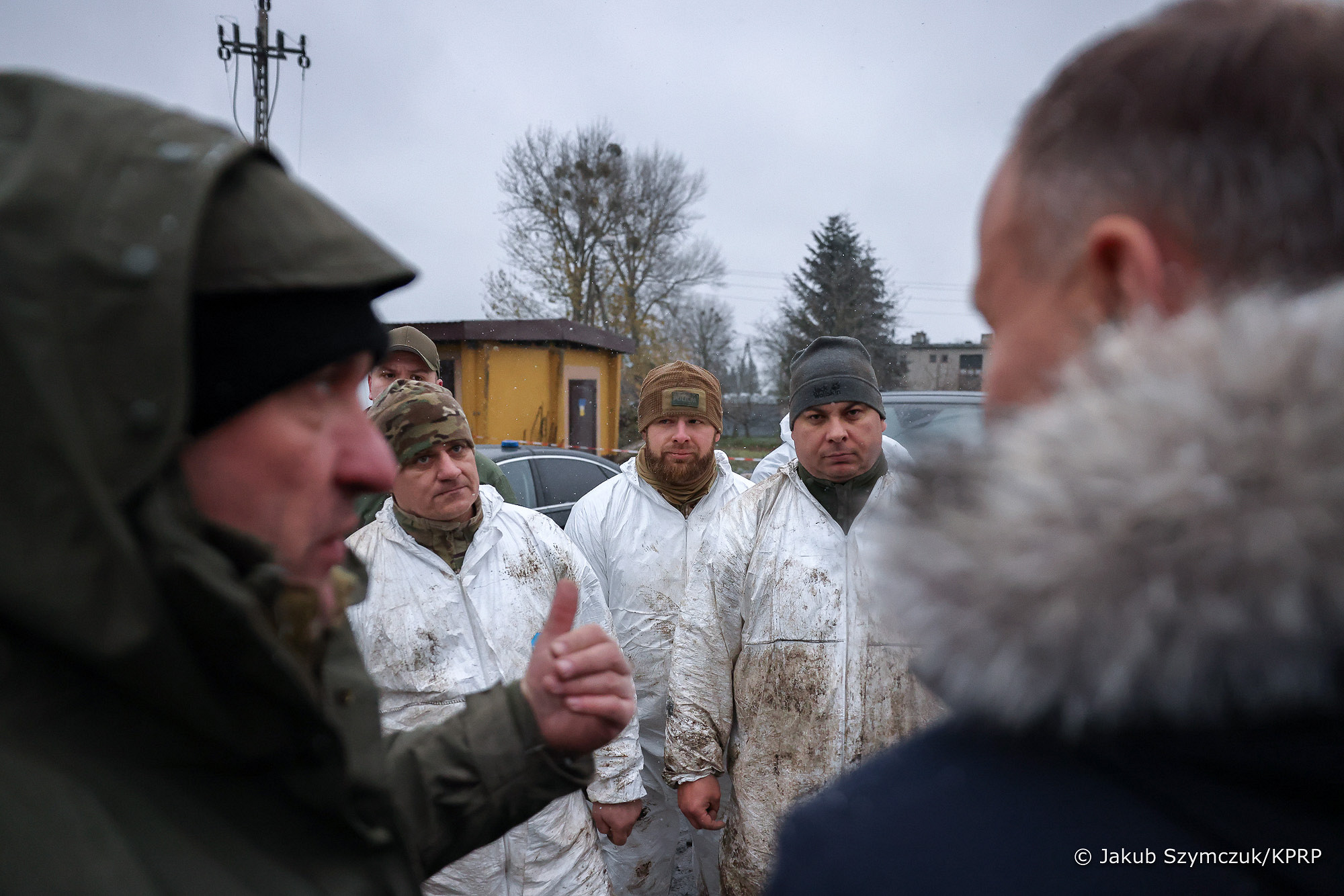 Dalsze działania służb, więcej patroli policji. Kolejny dzień prac w Przewodowie (zdjęcia)