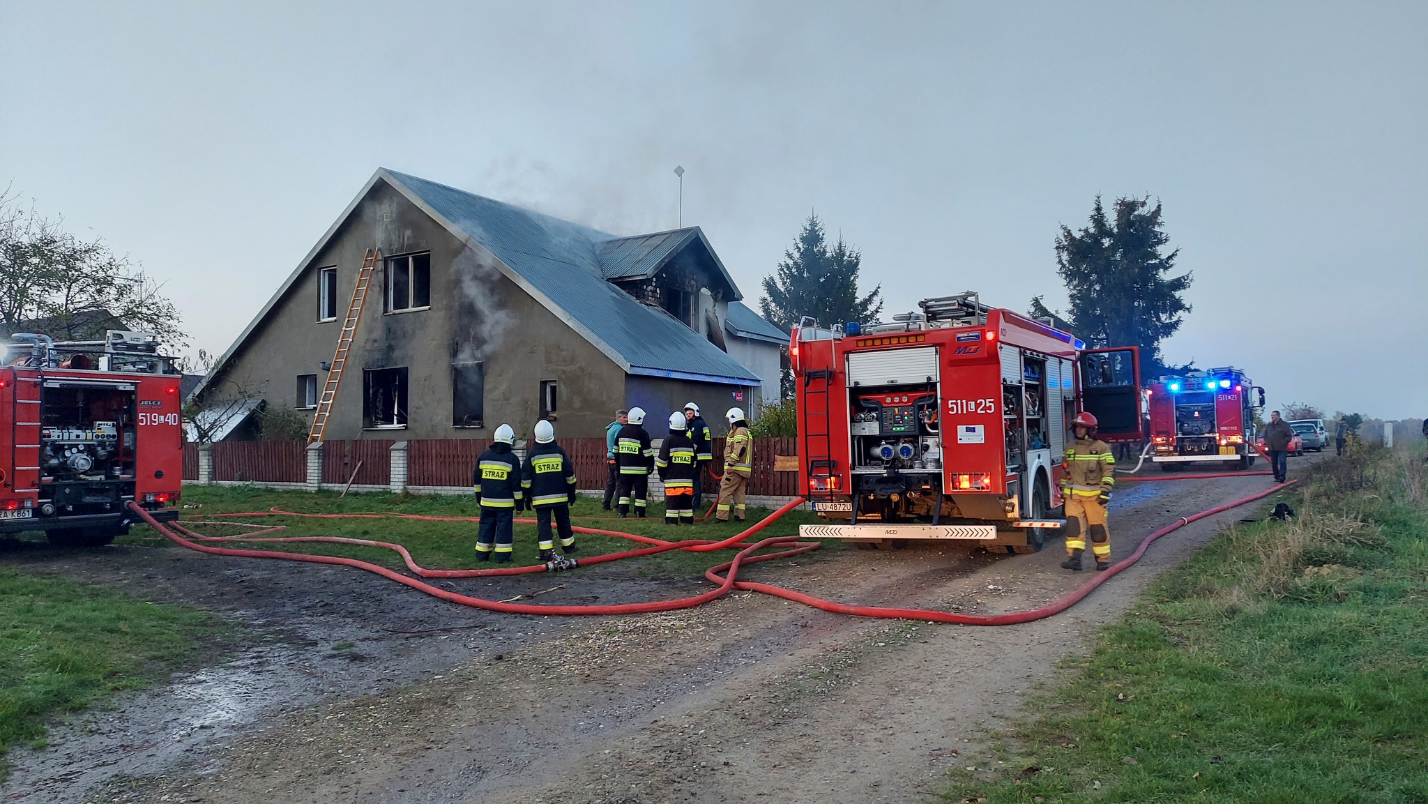 Dom sołtysa stanął w płomieniach. Jedna osoba została poparzona (zdjęcia)