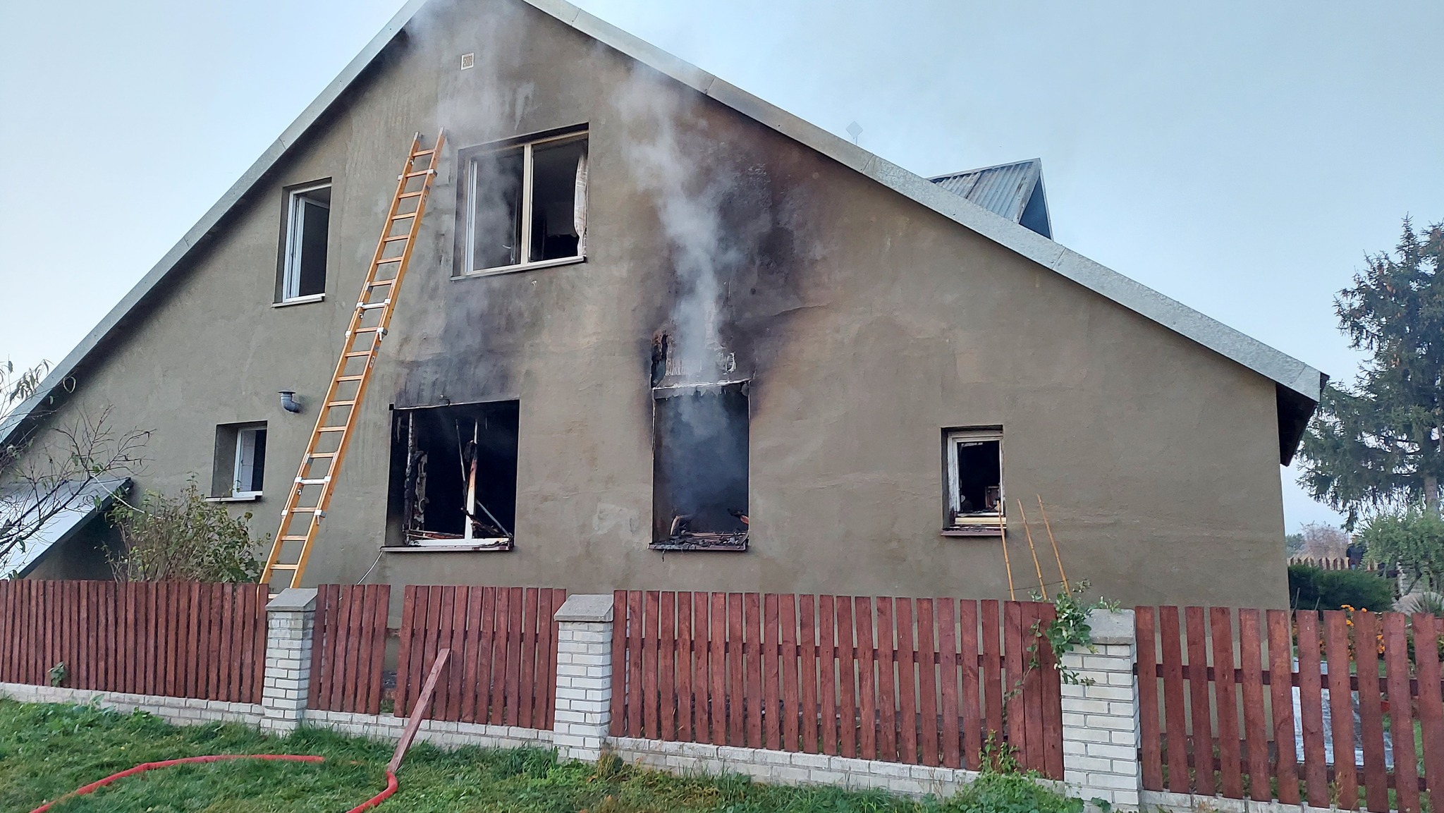 Dom sołtysa stanął w płomieniach. Jedna osoba została poparzona (zdjęcia)