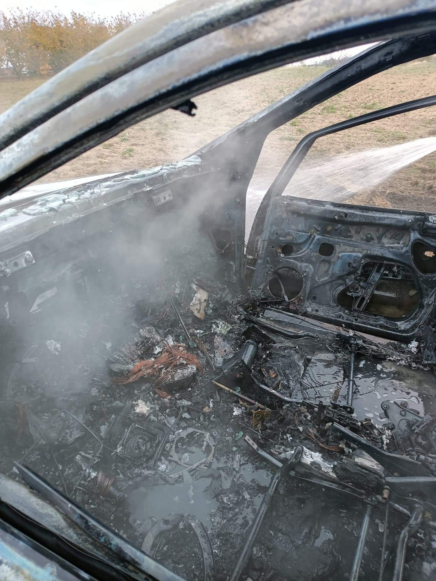 W trakcie jazdy mercedes stanął w płomieniach. Auto spłonęło doszczętnie (zdjęcia)
