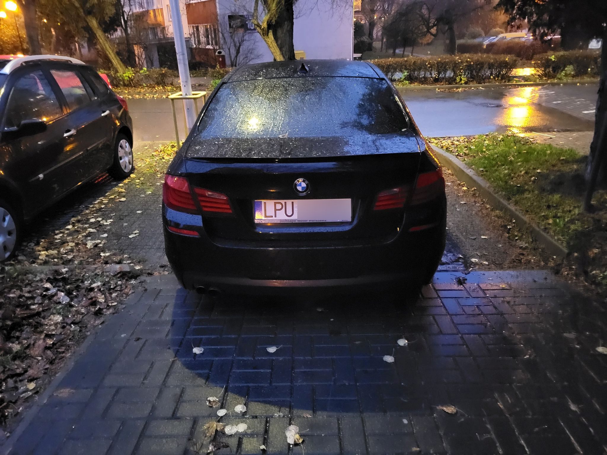 Od trzech dni nie mogą wyjechać z parkingu. Kierowca BMW zostawił auto na wjeździe i zniknął (zdjęcia)