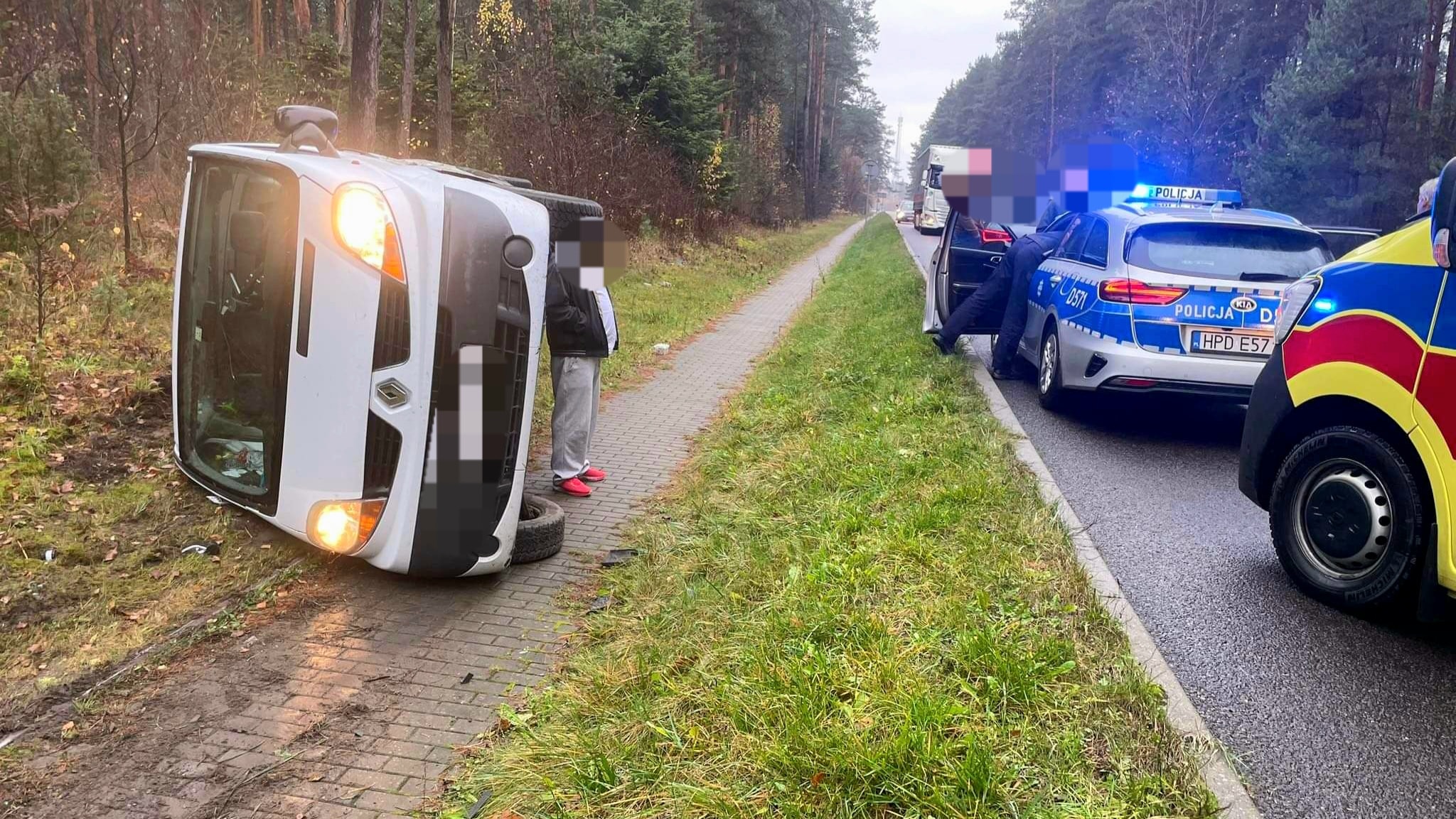 Po pijanemu wsiadł za kierownicę. Daleko nie dojechał (zdjęcia)