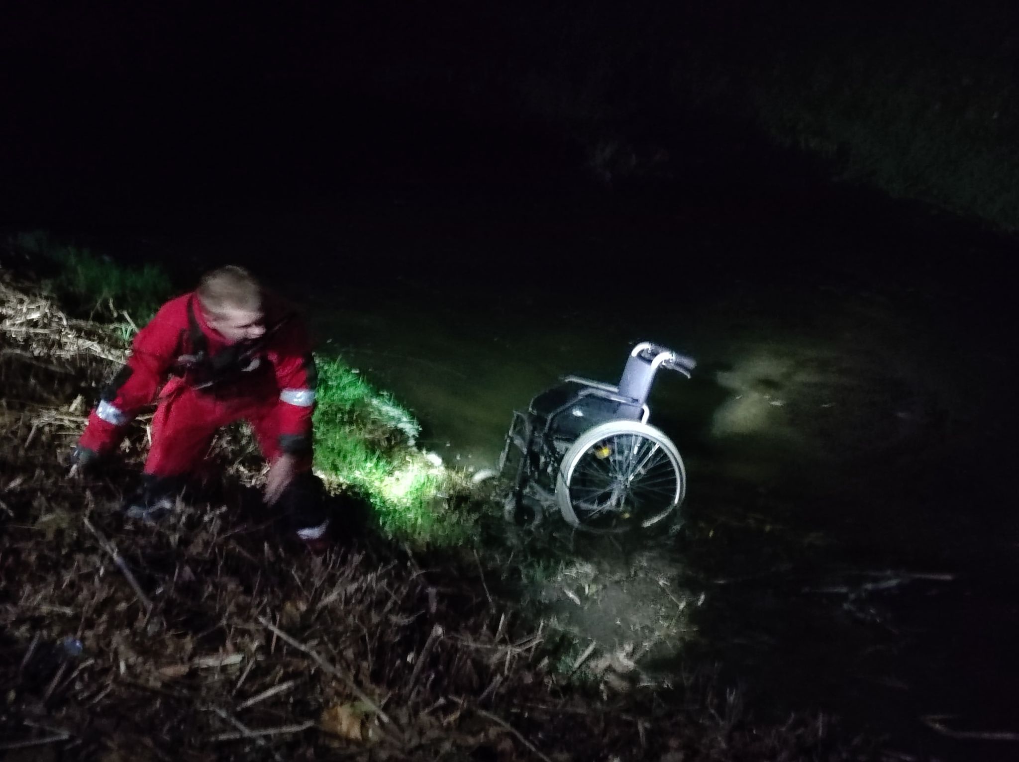 Dramatyczna akcja ratunkowa. W rzece znajdował się mężczyzna bez nóg, obok leżał wózek inwalidzki (zdjęcia)