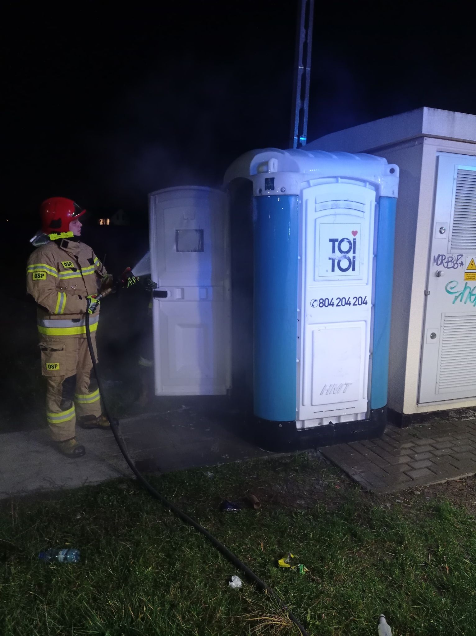 Z przenośnej toalety wydobywał się dym. Strażacy uratowali obiekt przed spaleniem