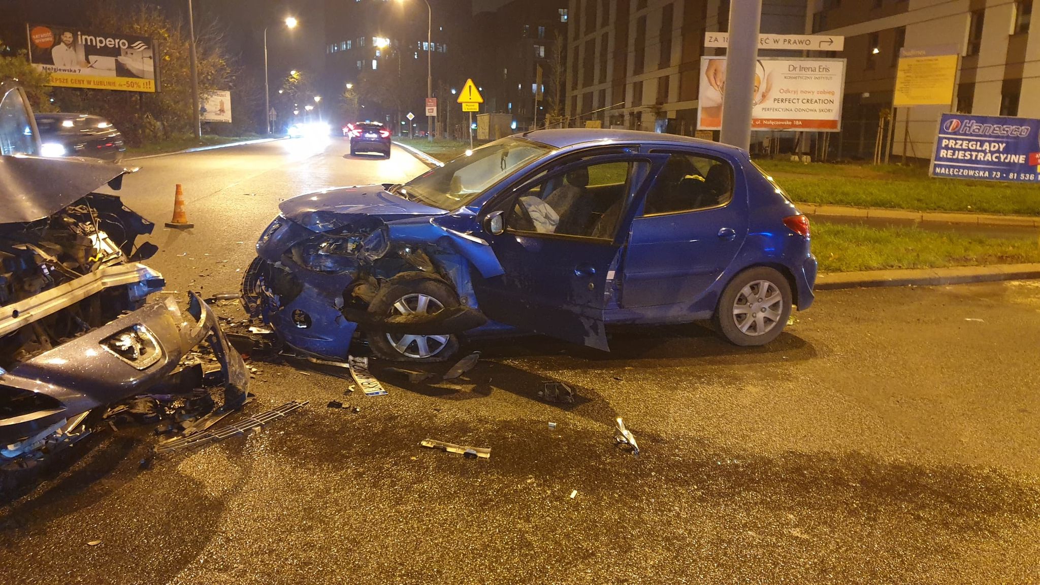 Zderzenie dwóch peugeotów. Skręcała w lewo, wjechała wprost przed nadjeżdżające z naprzeciwka auto (zdjęcia)