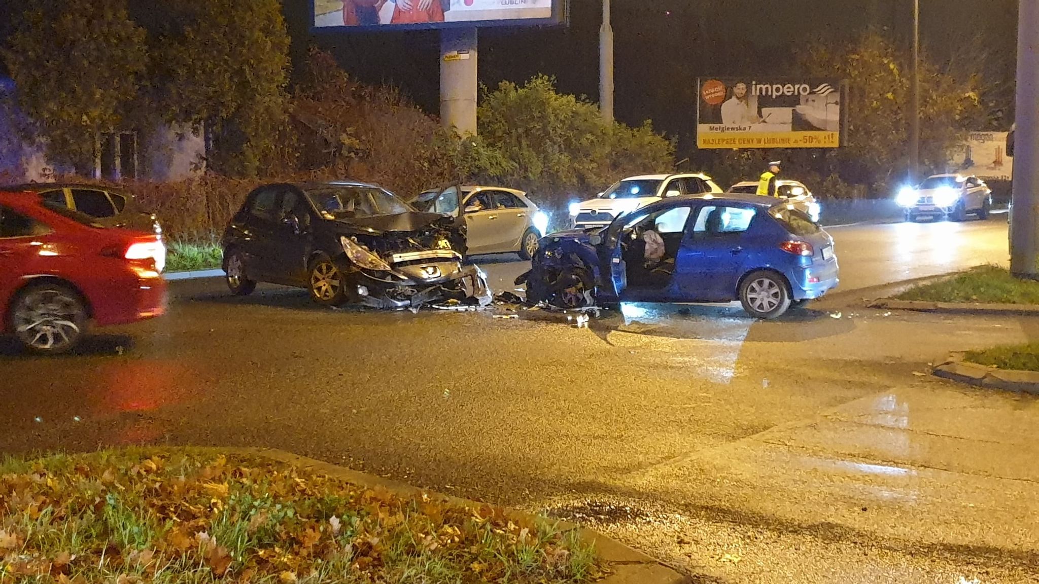 Zderzenie dwóch peugeotów. Skręcała w lewo, wjechała wprost przed nadjeżdżające z naprzeciwka auto (zdjęcia)