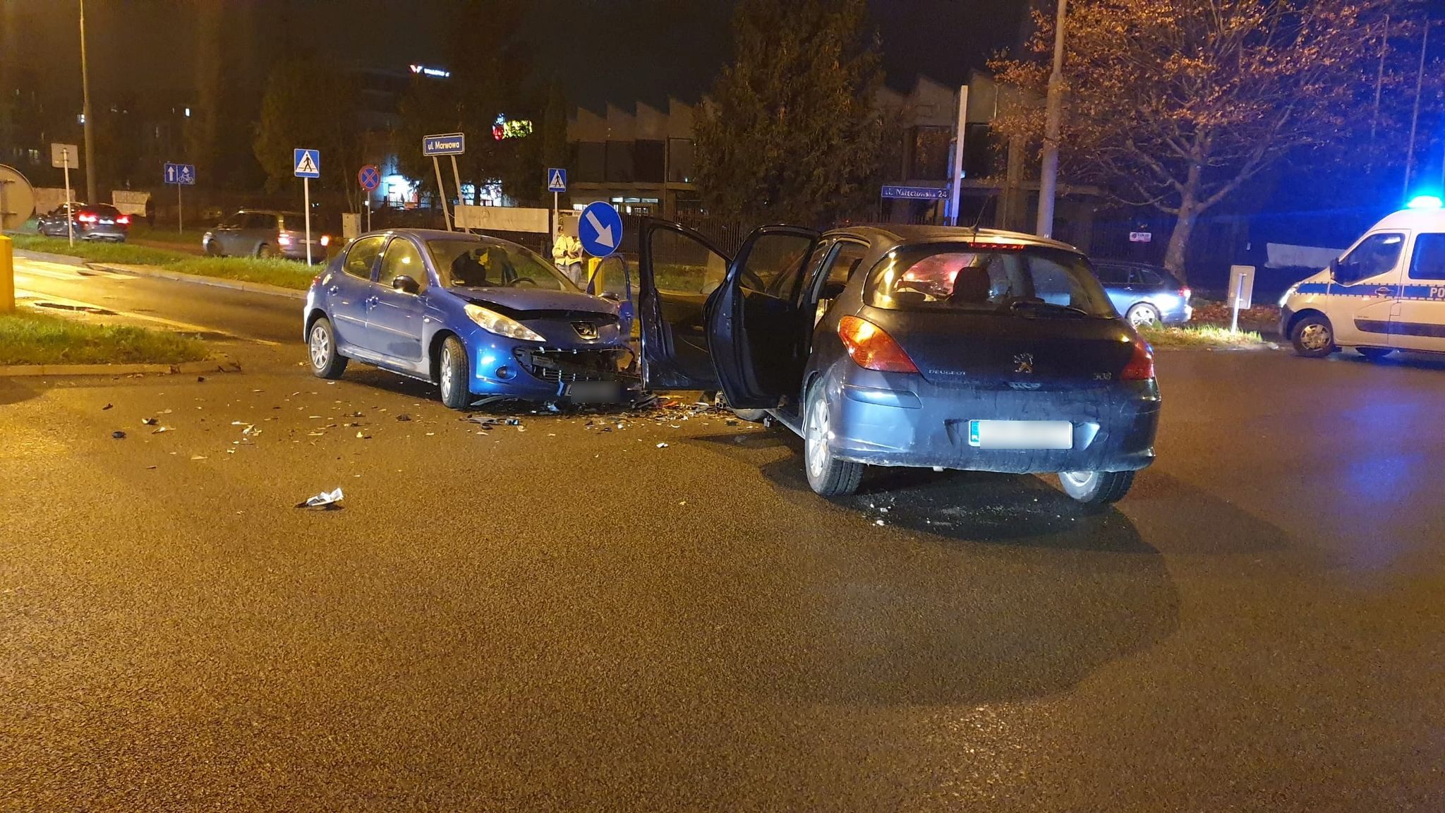 Zderzenie dwóch peugeotów. Skręcała w lewo, wjechała wprost przed nadjeżdżające z naprzeciwka auto (zdjęcia)